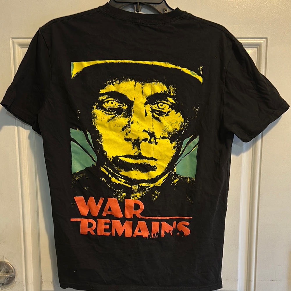 T-Shirt with Yellow Print WAR REMAINS GRAPHIC P2p 19”